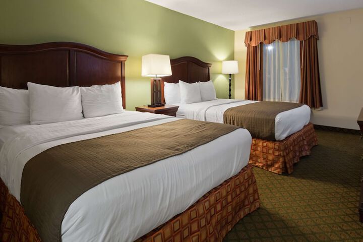 2 Queen Beds Microwave and Refrigerator WiFi Full Breakfast (2 of 4)