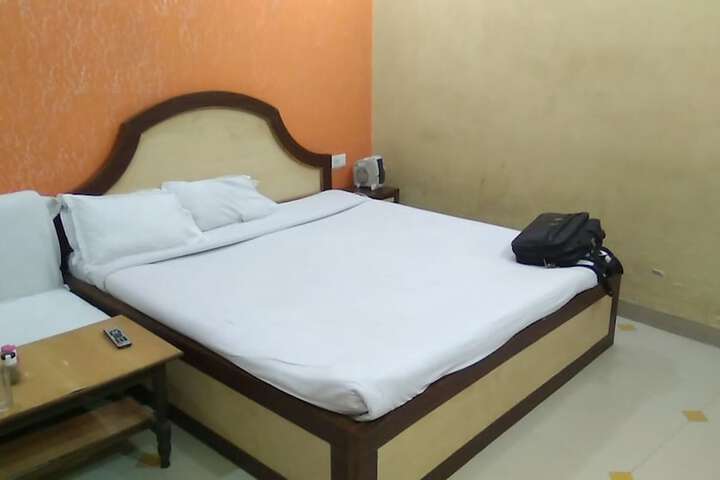 Room 9 of 14