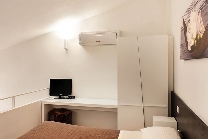 Room 4 of 49