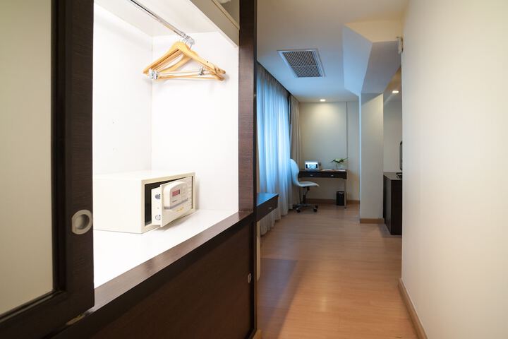Room 11 of 83