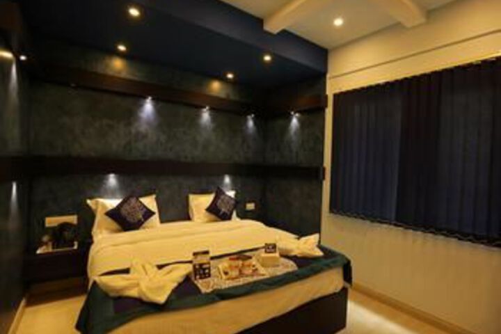 OYO Premium Shoram Palace Road Charing Cross