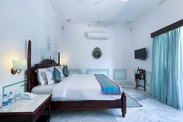 Room 25 of 53
