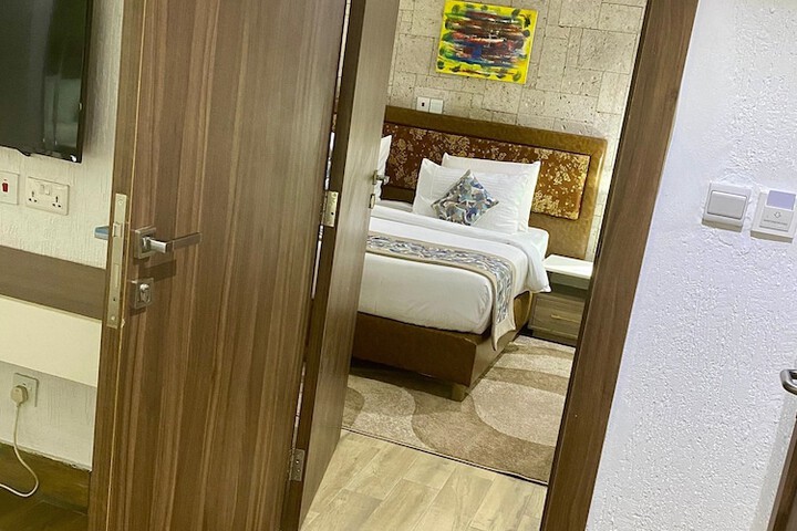 Room 14 of 30