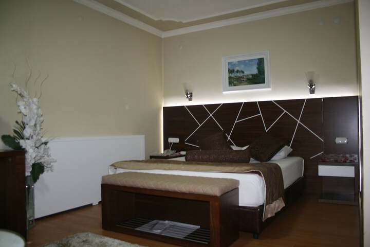 Room 5 of 62