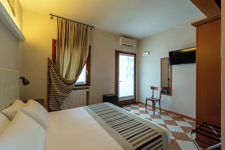 Room 7 of 22