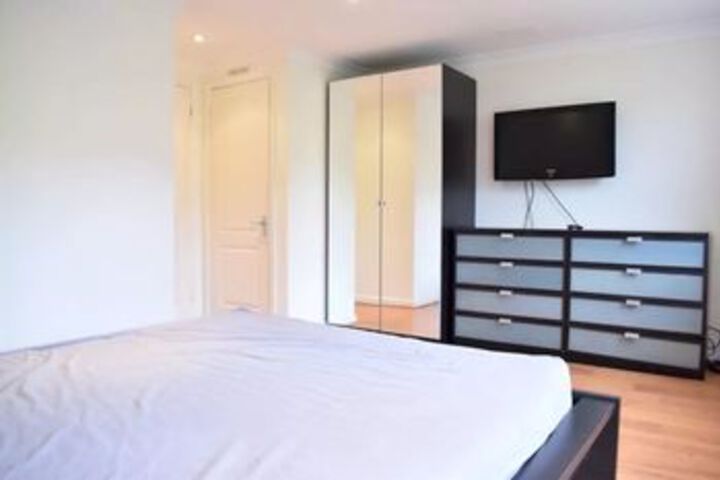 Room 8 of 16