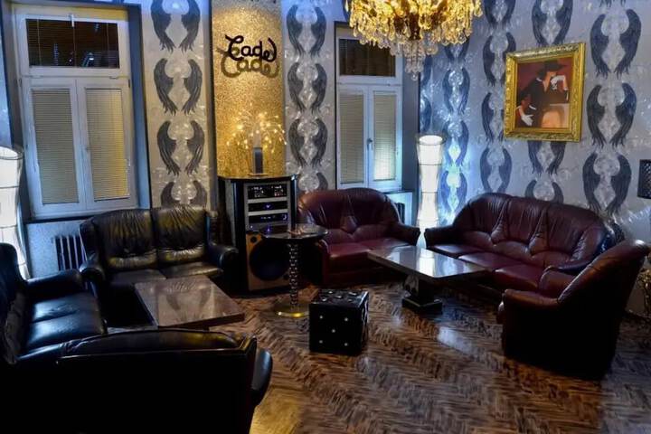 Lounge 80 of 99