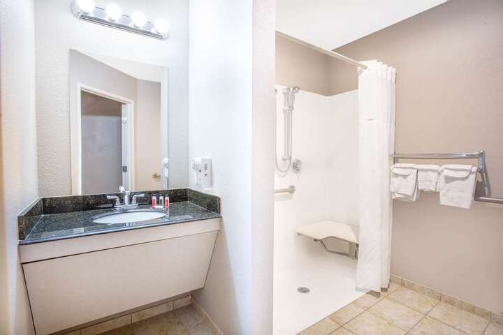 Guest room bath