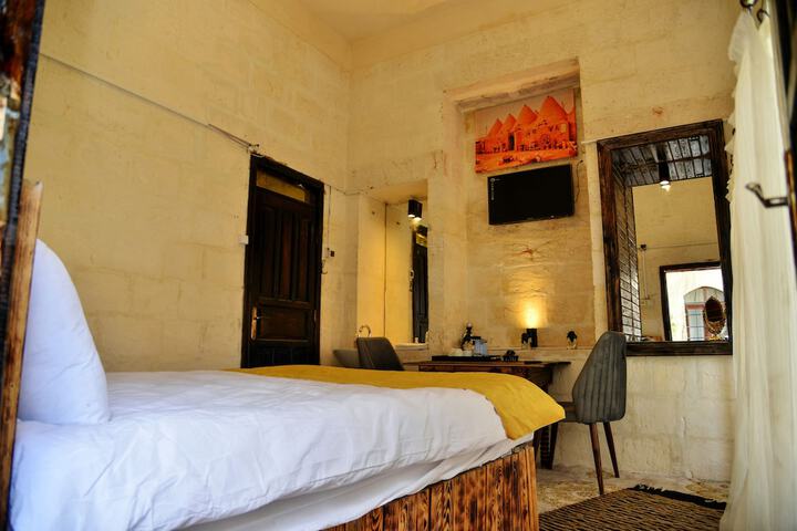 Room 2 of 85