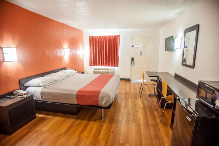 1 King Bed (5 of 5)