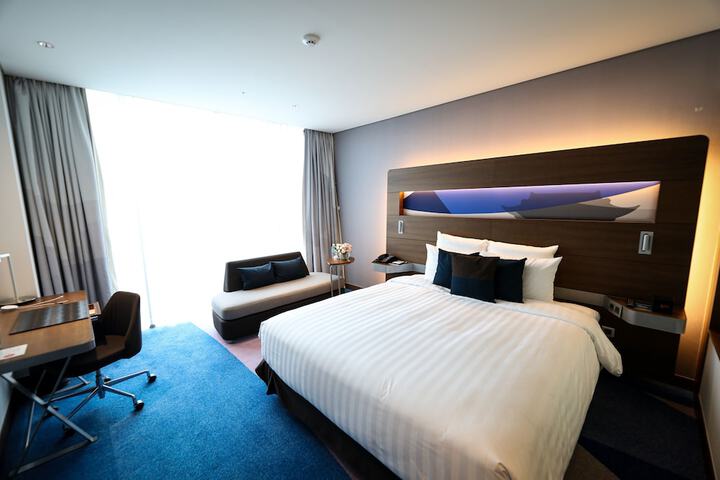 Room 28 of 143
