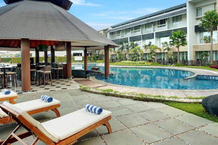 Hotel with Pool