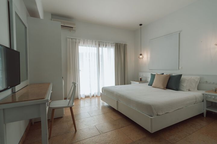 Room 4 of 102