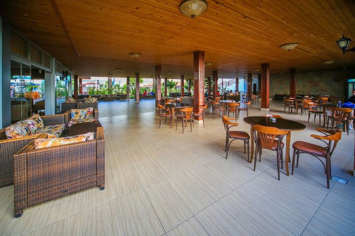 Lounge 17 of 20