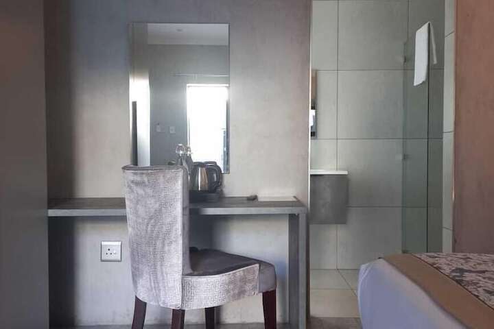 Room 6 of 42