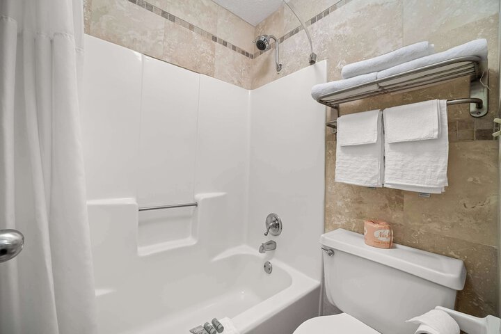 1 King Bed High Speed Internet Accessible Coffee Maker, Hairdryer Iron and Ironing Board Full Breakfast (4 of 8)