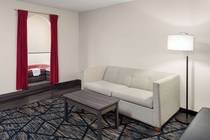 1 King Bed Studio Suite (6 of 7)