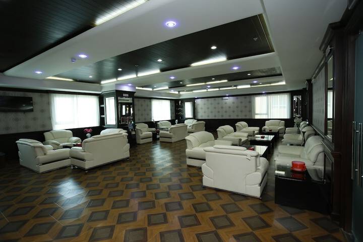 Lounge 45 of 49