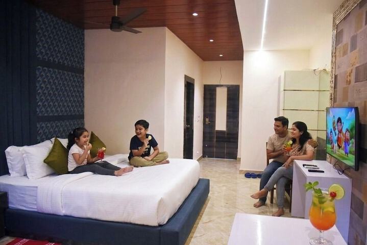 Room 6 of 11