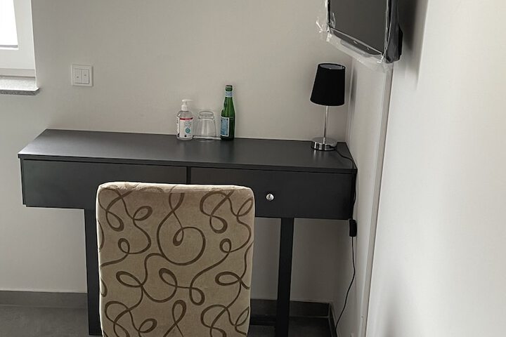 Room 8 of 34