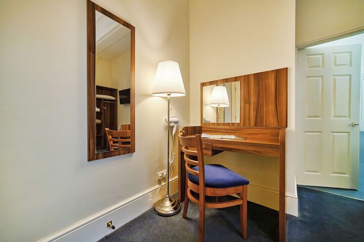 Room 11 of 30