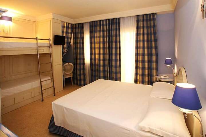 Room 10 of 42
