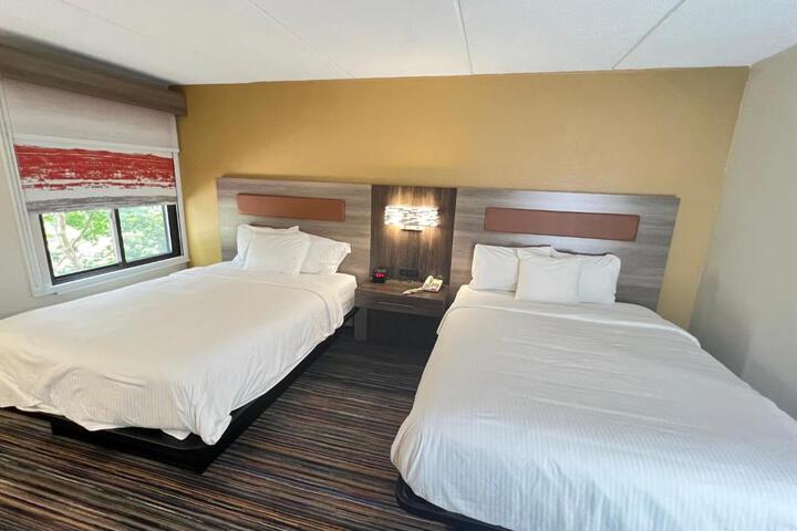 2 Queen Beds (2 of 6)