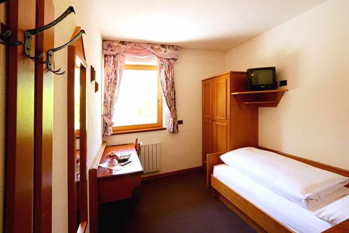 Room 2 of 70