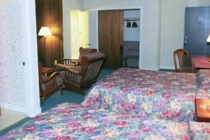 Room 5 of 9