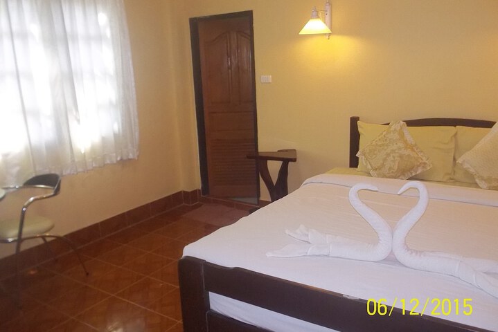 Room 6 of 128