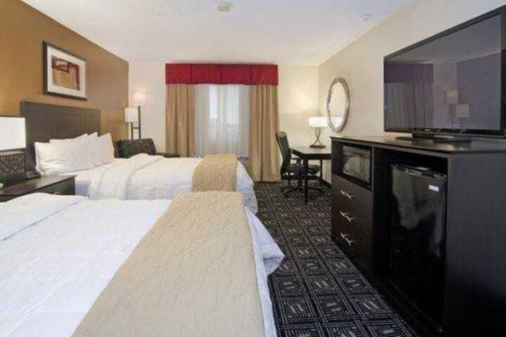 1 Queen Bed (6 of 6)