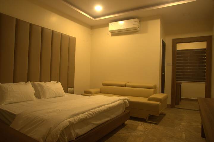 Room 8 of 16