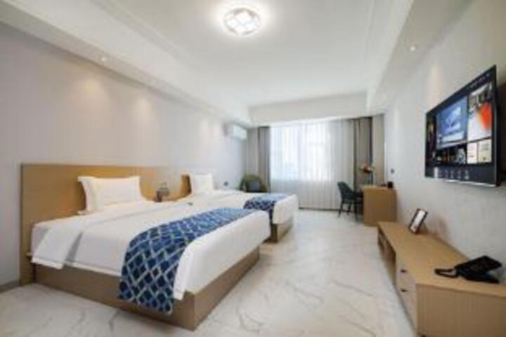 Room 8 of 9