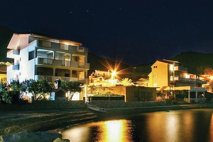 Amazing Home in Podstrana With Wifi and 2 Bedrooms