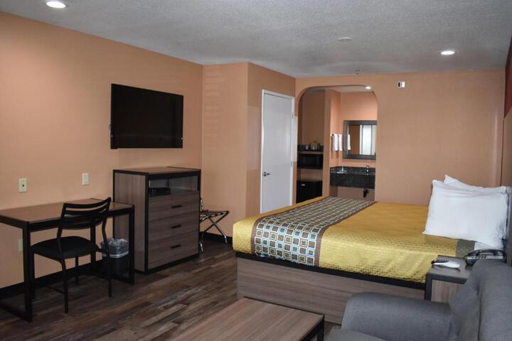 1 King Bed (8 of 10)