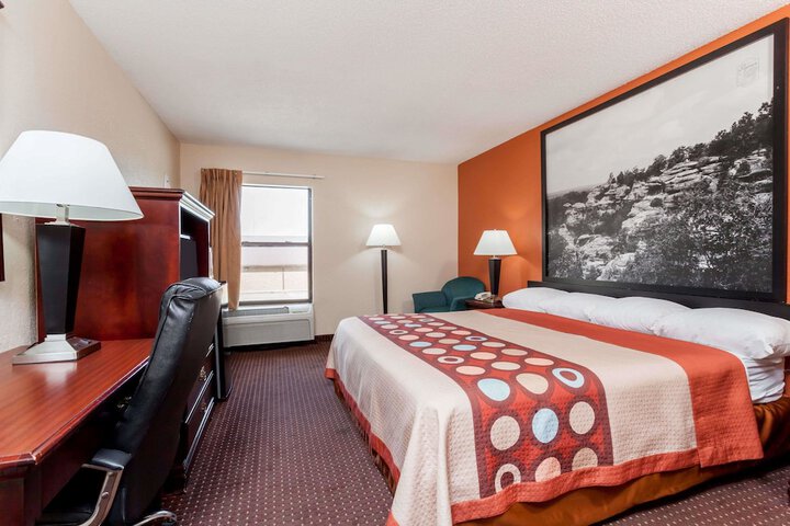 1 Queen Bed (12 of 17)