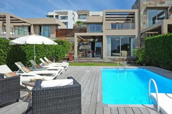 Pool 10 of 15