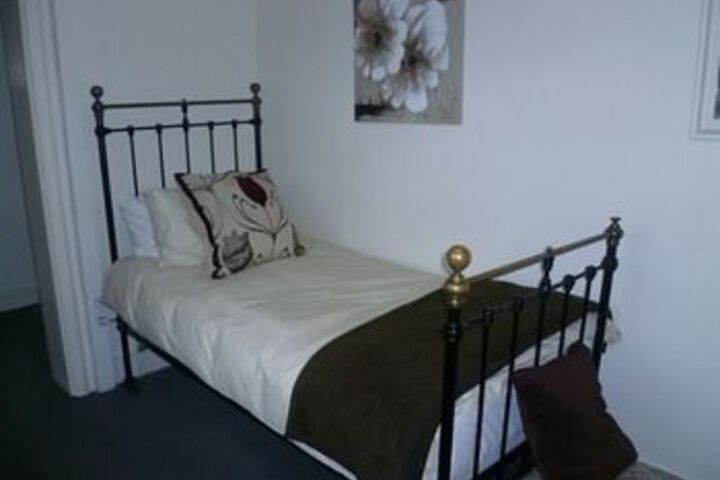 Room 10 of 14