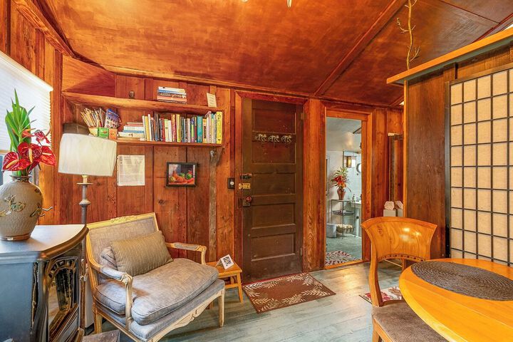 Room 4 of 11