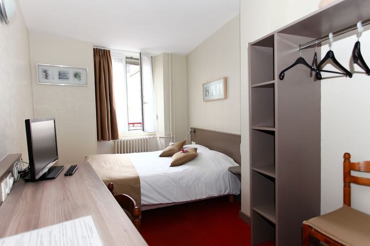 Room 8 of 68
