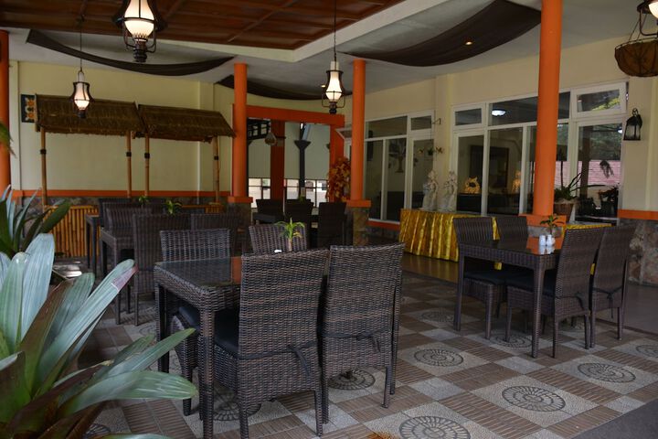 Lounge 102 of 122