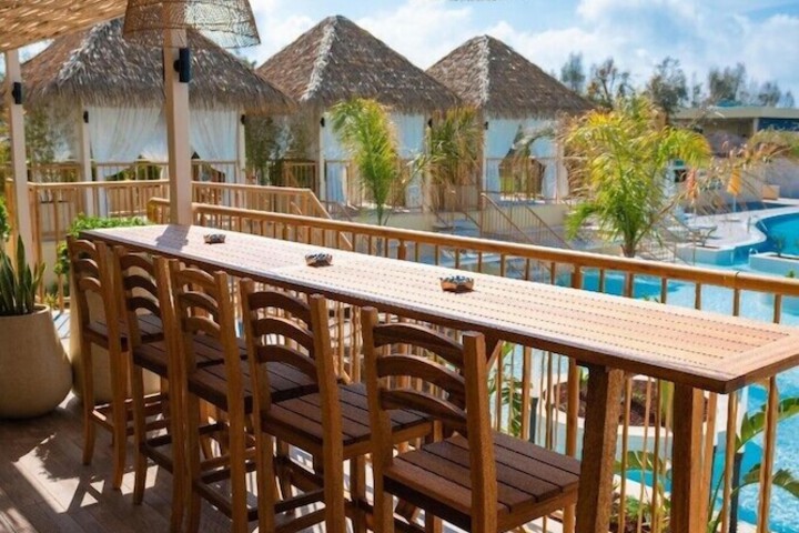 Swim-up bar
