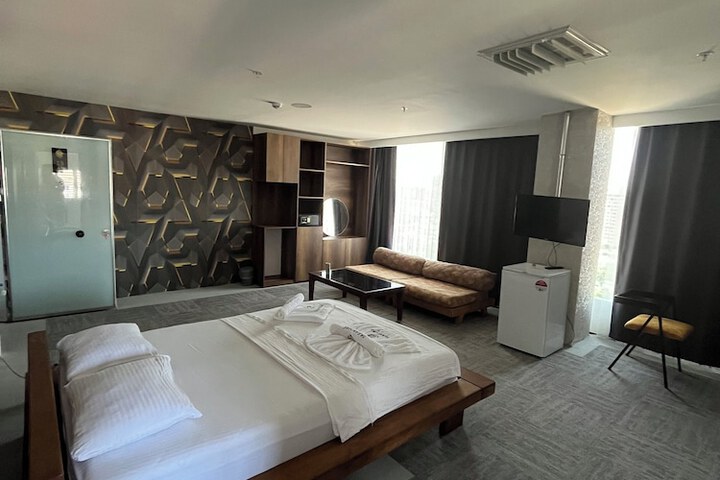 Room 11 of 18