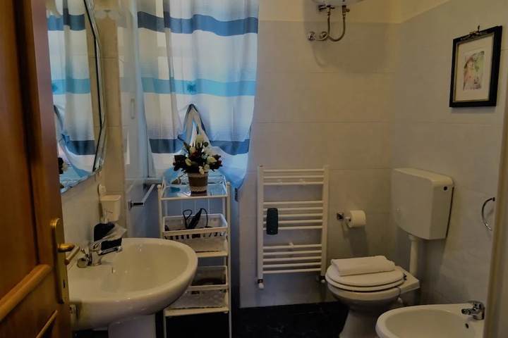 Room 6 of 10