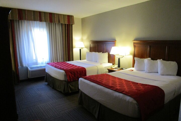 1 Queen Bed Accessible Room (1 of 17)