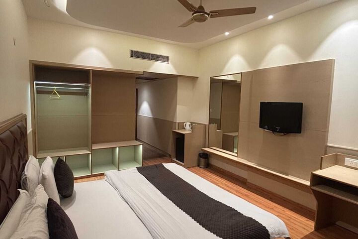 Room 7 of 8