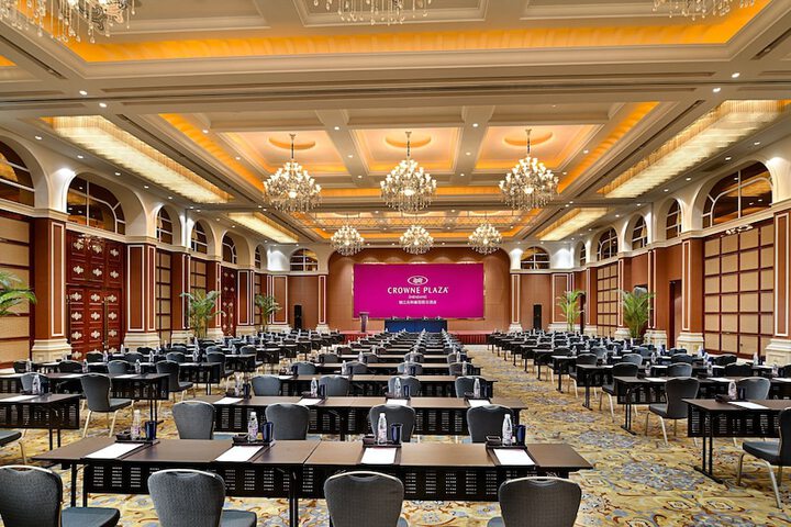 Ballroom/Hall 112 of 143