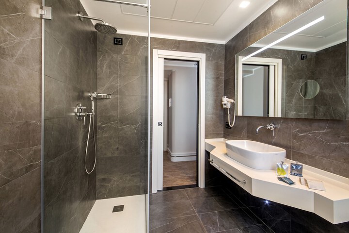 Room 15 of 33