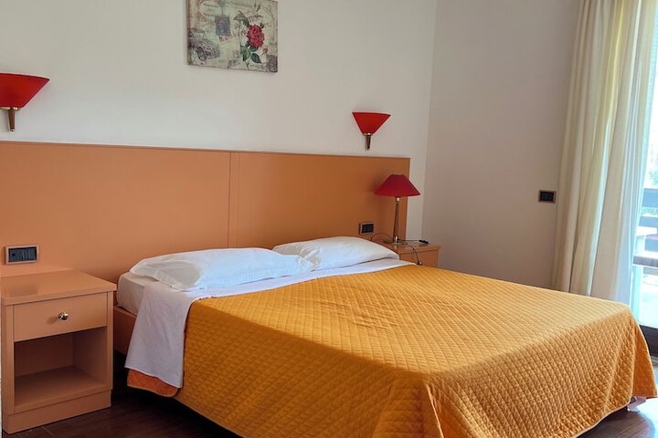 Room 9 of 50