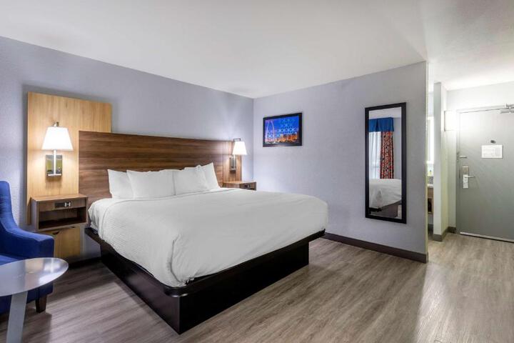 1 King Bed Flat Screen Television Microwave and Refrigerator High Speed Internet Accessible Full Breakfast (9 of 12)